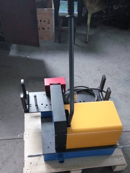 A set of mini cutting machine on the ground.