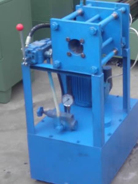 Blue color low pressure hose crimping machine in ground