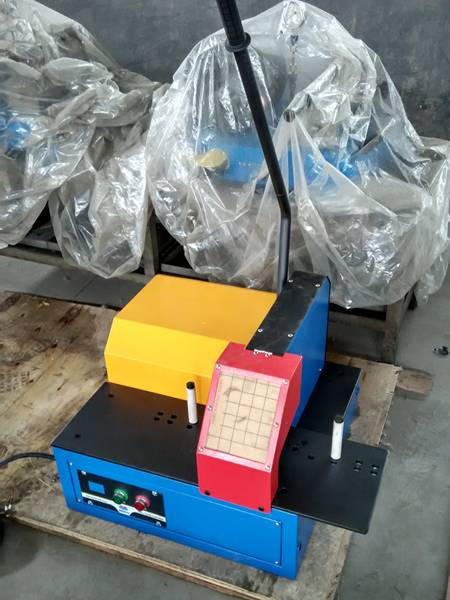 A set of mini cutting machine on the ground.